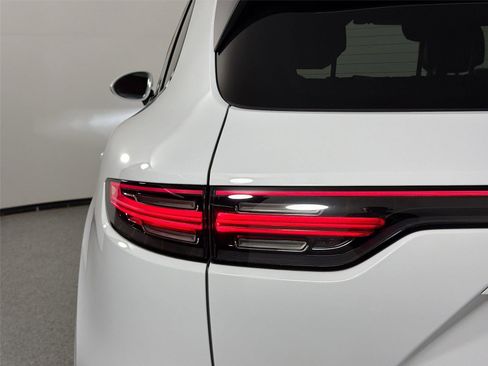 Certified 2023 Porsche Cayenne Platinum Edition AWD/4WD image 16