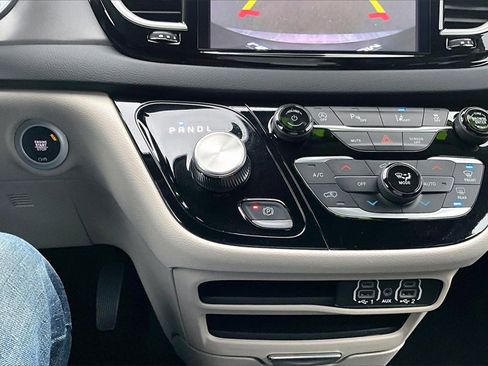 Used 2023 Chrysler Pacifica Touring-L image 31