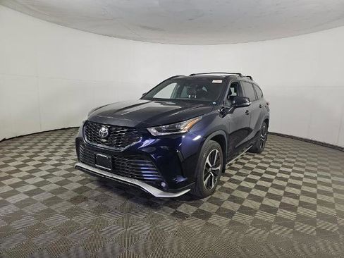 Used 2022 Toyota Highlander XSE AWD/4WD image 3