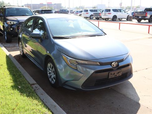 Used 2023 Toyota Corolla LE image 2