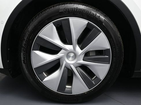 Used 2022 Tesla Model Y Long Range image 10