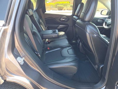 Used 2019 Jeep Cherokee Latitude Plus w/ Comfort/Convenience Group FWD image 21