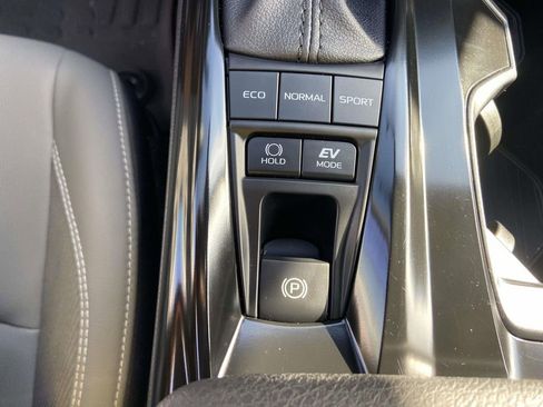 Used 2025 Toyota Camry SE FWD image 32