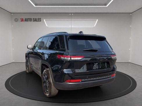Used 2025 Jeep Grand Cherokee Altitude AWD/4WD image 3