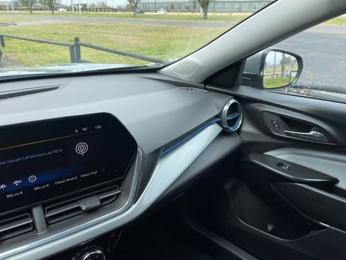 Used 2025 Chevrolet Trax LT image 34