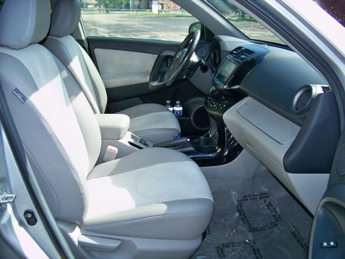 Used 2014 Toyota RAV4 EV image 29