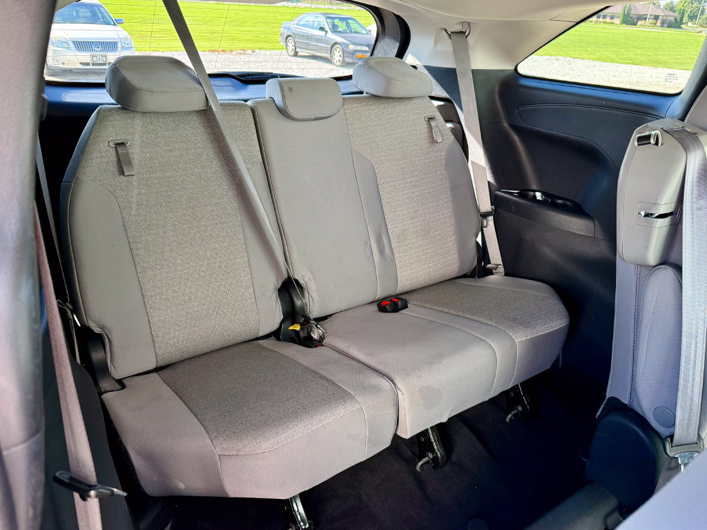 Used 2025 Toyota Sienna LE FWD image 18