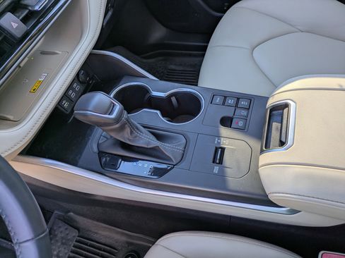 Certified 2023 Toyota Highlander XLE image 13