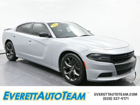 Used 2020 Dodge Charger SXT w/ Blacktop Package RWD image 1