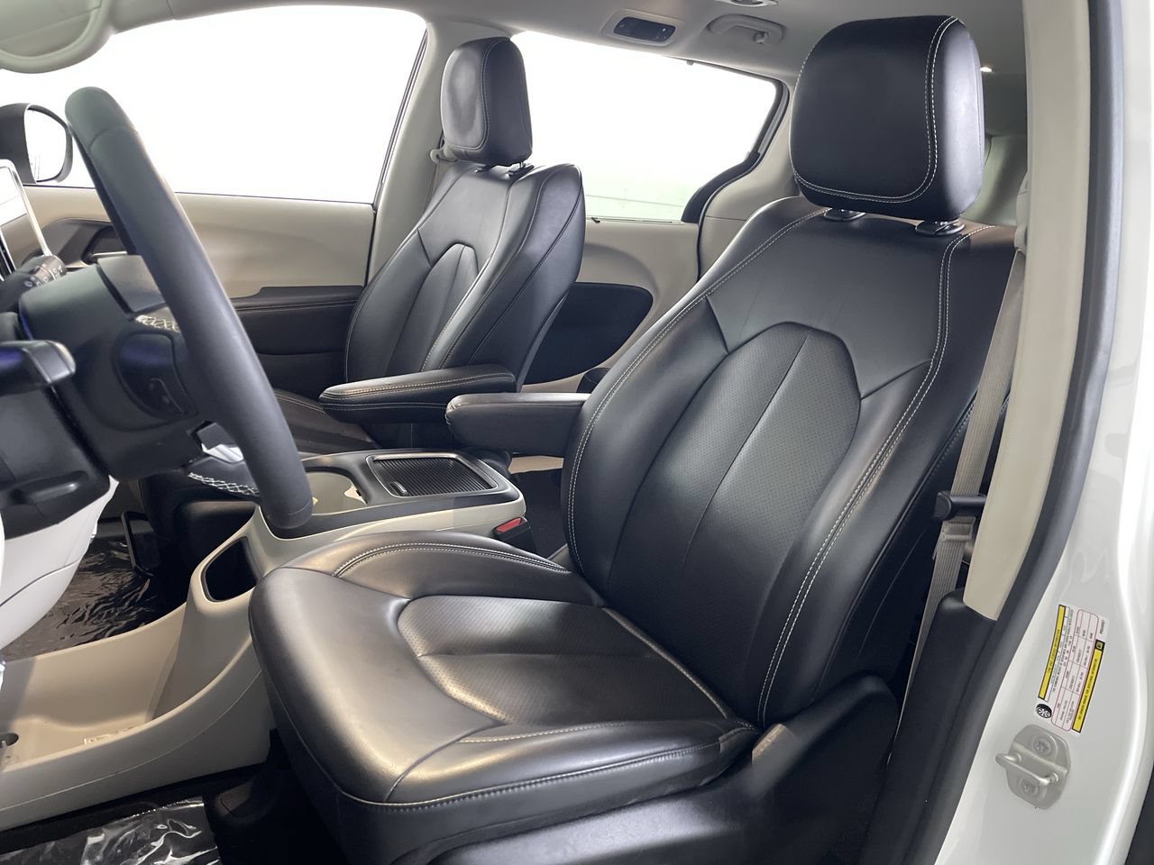 Used 2023 Chrysler Pacifica Touring-L FWD image 13