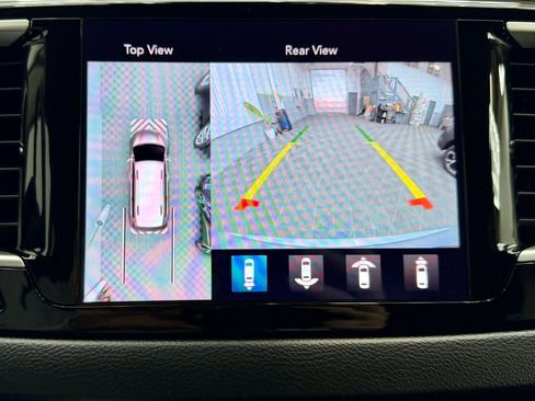 Used 2019 Chrysler Pacifica Touring Plus w/ Advanced Safetytec Group image 17