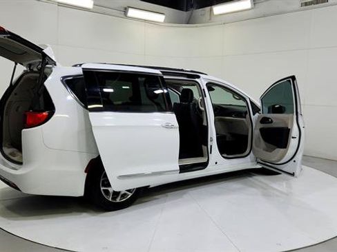 Used 2019 Chrysler Pacifica Limited FWD image 32