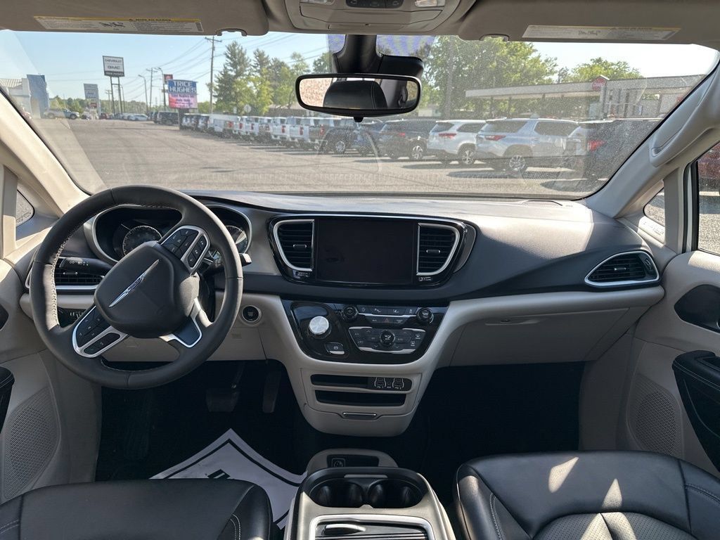 Used 2024 Chrysler Pacifica Touring-L FWD image 2