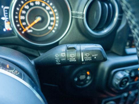 Used 2018 Jeep Wrangler Unlimited Sahara w/ Uconnect 4C Nav & Sound Group image 26