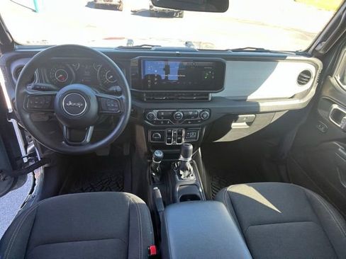 Used 2025 Jeep Gladiator Sport image 8