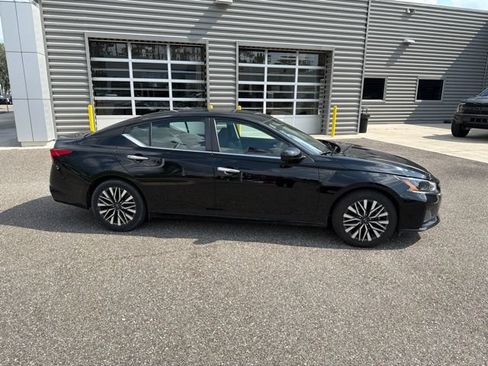 Used 2024 Nissan Altima 2.5 SV FWD image 3
