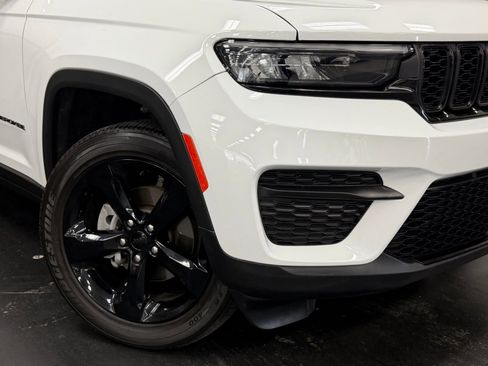 Used 2024 Jeep Grand Cherokee Altitude AWD/4WD image 4