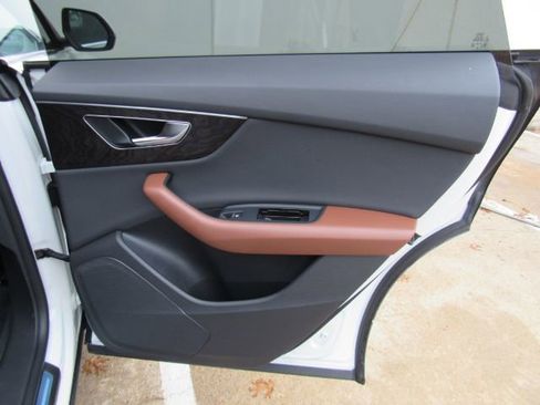 Used 2022 Audi Q8 Premium image 26