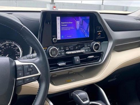 Used 2023 Toyota Highlander XLE image 6