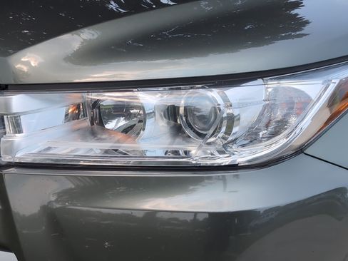 Used 2017 Toyota Highlander XLE w/ Carpet Mat Package AWD/4WD image 6