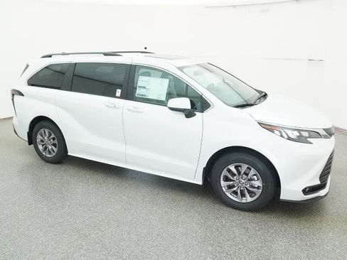 New 2026 Toyota Sienna XLE image 27