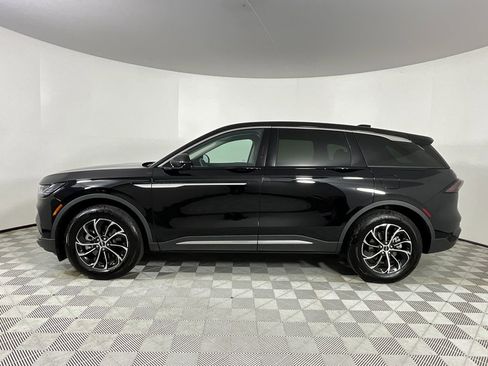 Used 2025 Lincoln Nautilus Premier image 2