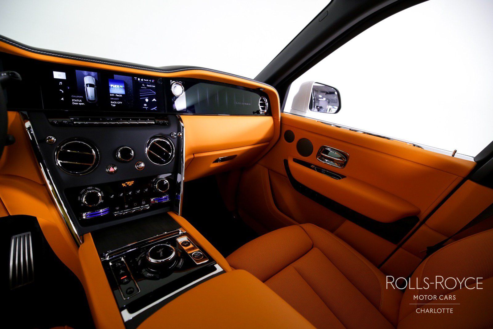 Used 2025 Rolls-Royce Cullinan AWD/4WD image 16