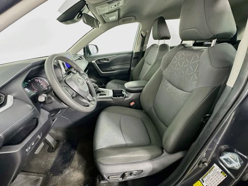 Used 2025 Toyota RAV4 XLE FWD image 13