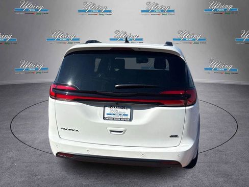 New 2026 Chrysler Pacifica Select image 3