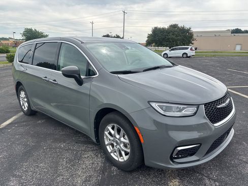 Used 2023 Chrysler Pacifica Touring-L FWD image 3