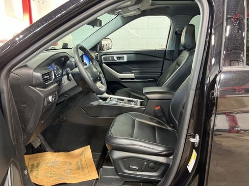 Used 2022 Ford Explorer XLT w/ Equipment Group 202A image 12