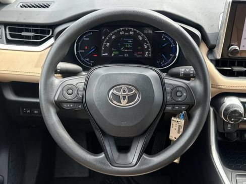 Used 2024 Toyota RAV4 LE AWD/4WD image 19