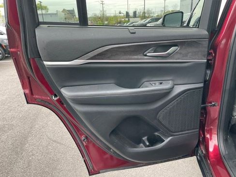 Certified 2023 Jeep Grand Cherokee Limited w/ Luxury Tech Group II AWD/4WD image 31