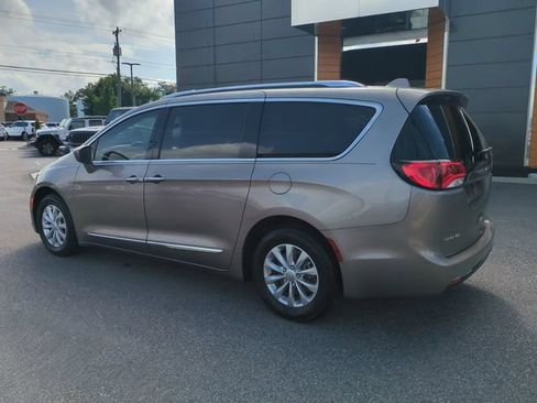Used 2018 Chrysler Pacifica Touring-L FWD image 6