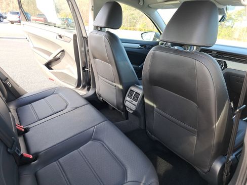 Used 2020 Volkswagen Passat 2.0T SE image 11