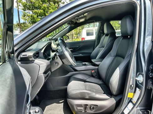 Used 2021 Toyota Venza Limited image 19