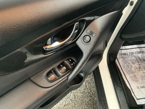 Used 2019 Nissan Rogue SV AWD/4WD image 8