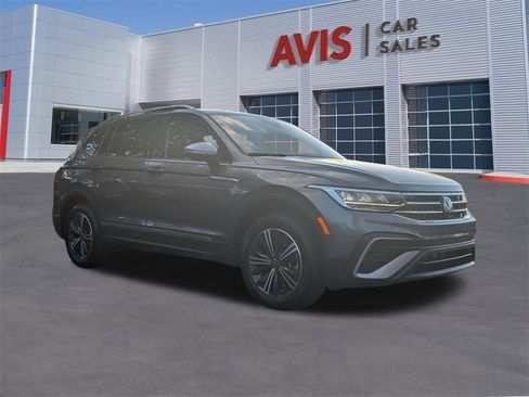 Used 2024 Volkswagen Tiguan SE image 3
