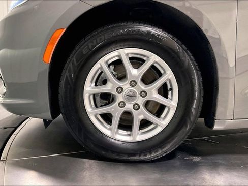 Used 2021 Chrysler Pacifica Touring-L w/ Uconnect Theater Family Group FWD image 9
