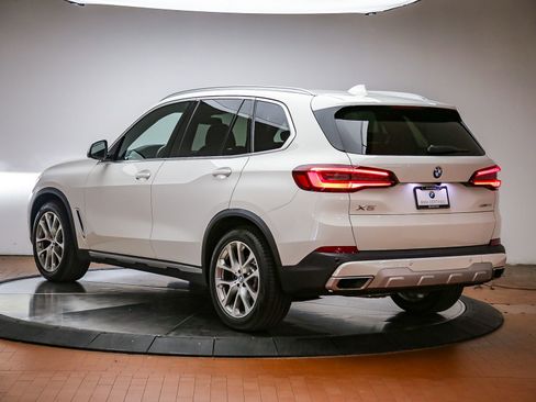 Used 2022 BMW X5 xDrive40i w/ Parking Assistance Package AWD/4WD image 2
