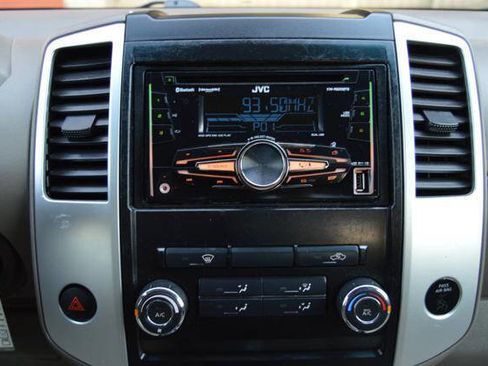 Used 2010 Nissan Frontier SE image 23