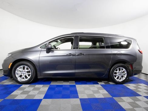 Used 2022 Chrysler Pacifica Touring-L image 8