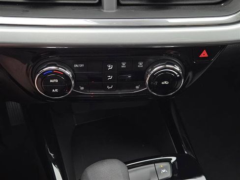 Used 2025 Chevrolet Trax LT w/ LT Convenience Package image 15