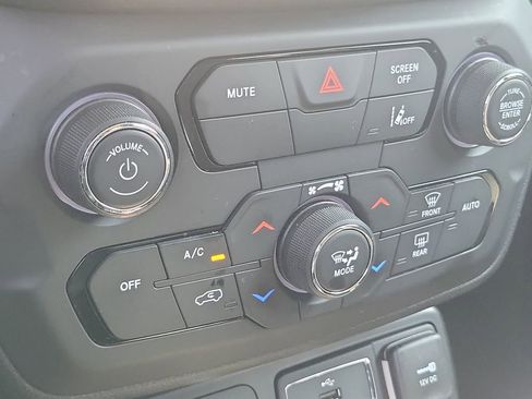 Used 2023 Jeep Renegade Latitude AWD/4WD image 14