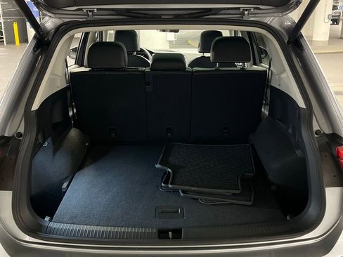 Used 2024 Volkswagen Tiguan SE w/ Panoramic Sunroof Package image 38