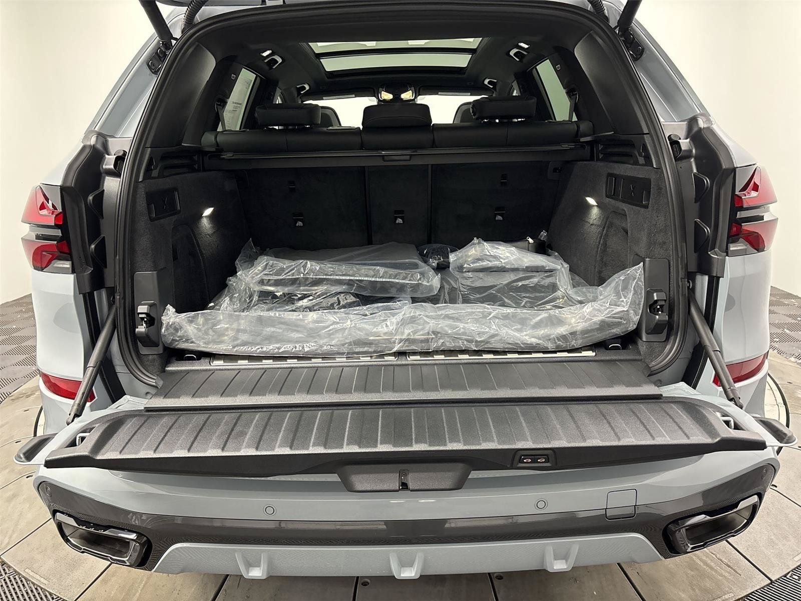 New 2026 BMW X5 xDrive50e w/ M Sport Package AWD/4WD image 21