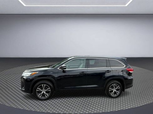 Used 2019 Toyota Highlander LE w/ Carpet Mat Package (TMS) AWD/4WD image 4