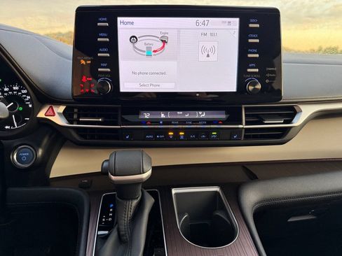 Used 2022 Toyota Sienna XLE FWD image 2