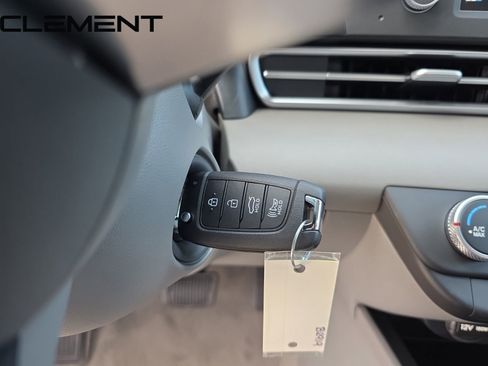 Certified 2025 Hyundai Elantra SE FWD image 22