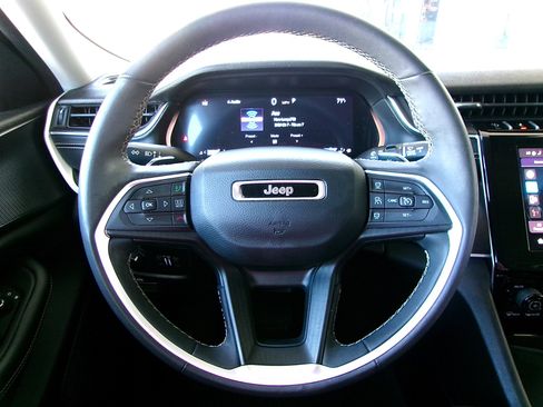 Used 2023 Jeep Grand Cherokee Laredo w/ Luxury Tech Group I AWD/4WD image 9